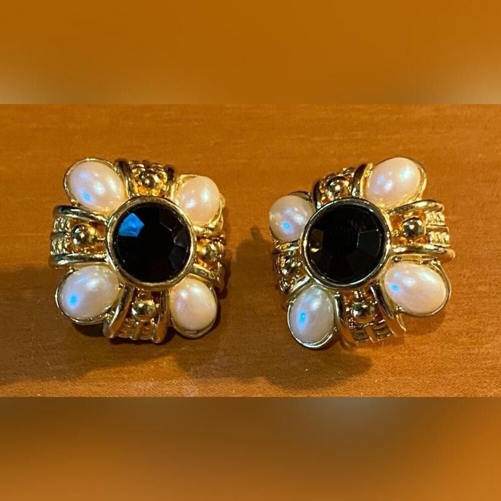 Gold Tone Faux Pearl Black Stone Flower Clip-On Stud Earrings Women’s Statement